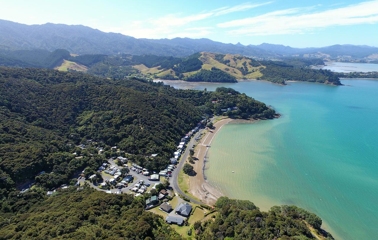 Отель Oamaru Bay Tourist Park Coromandel Экстерьер фото