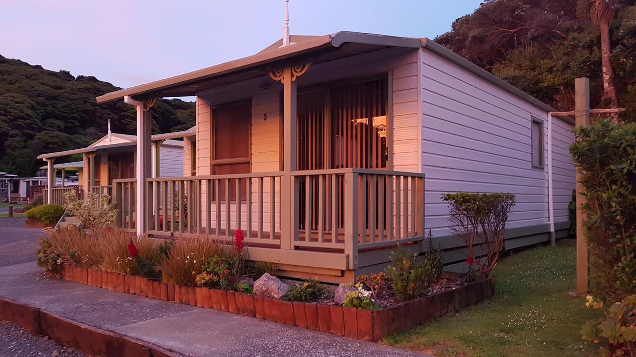 Отель Oamaru Bay Tourist Park Coromandel Экстерьер фото