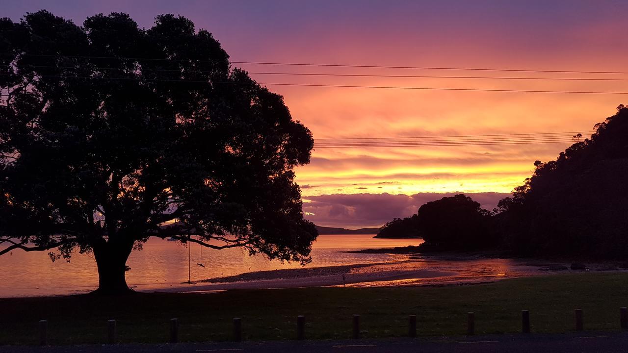 Отель Oamaru Bay Tourist Park Coromandel Экстерьер фото